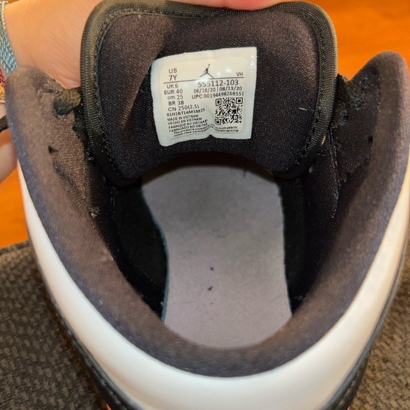 Jordan 1 pink and black. Size 7y. To big for me and in great condition. - Picture 4 of 7